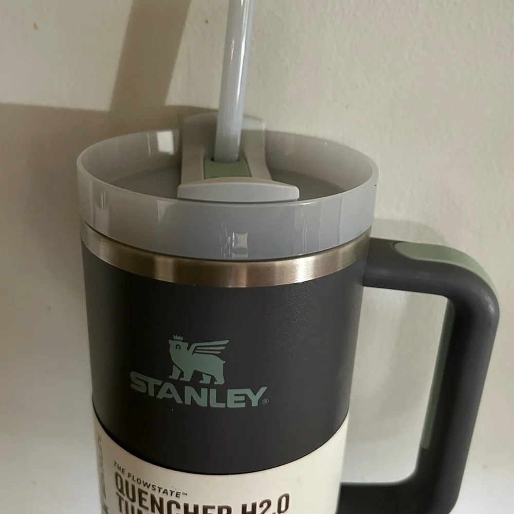 Stanley charcoal Quencher H2.0 Flowstate Tumbler - 40 oz new - Picture 2 of 5